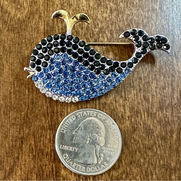 NWOT - Sparkling Blue Rhinestone Whale Brooch - Picture 9 of 9